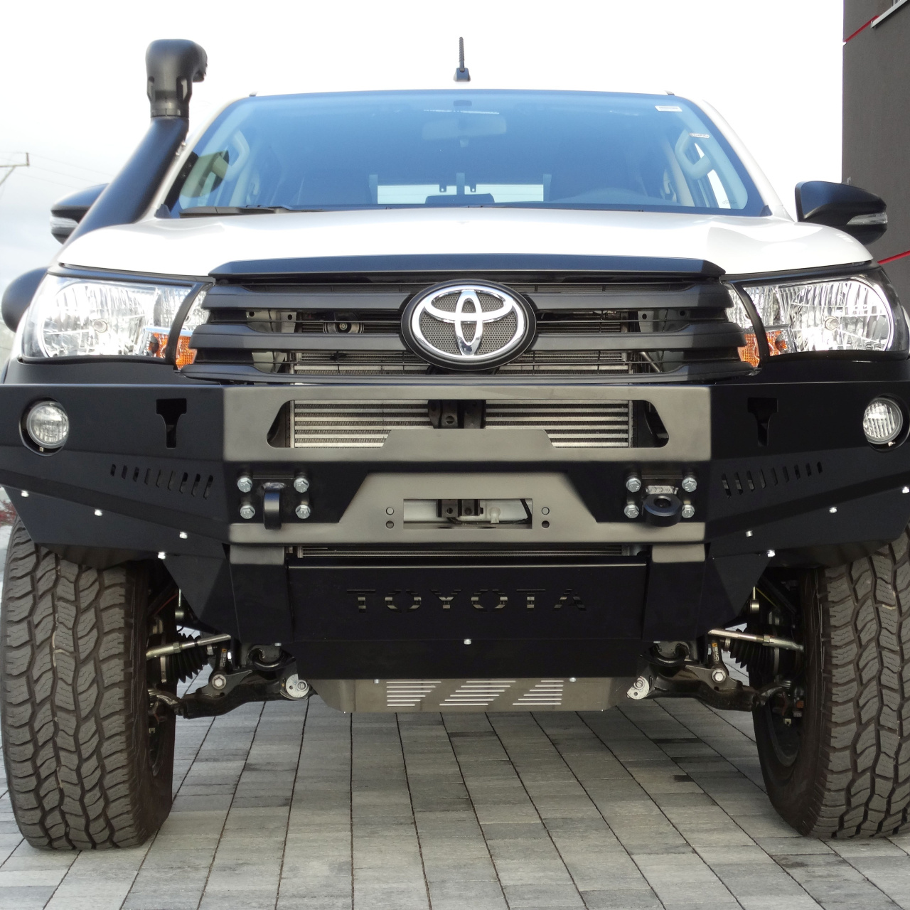 ZDERZAK PRZEDNI BEZ BULLBARA DO TOYOTY HILUX REVO 2016